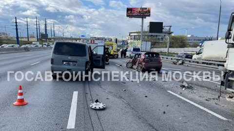 Четыре человека пострадали в массовом ДТП на МКАД