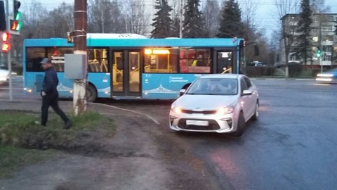В Твери автобус столкнулся с иномаркой, пострадала женщина