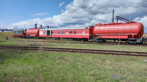 Под Красноярском горят дачи. На тушение огня направлен пожарный поезд