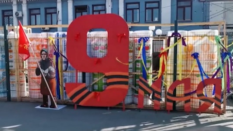 Фигуру бабушки с красным знаменем установили в Кемерове