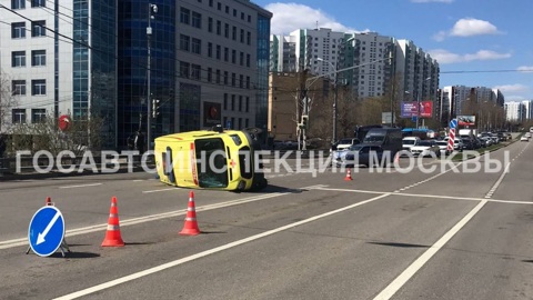 Скорая перевернулась после ДТП на юго-западе Москвы, есть пострадавшие