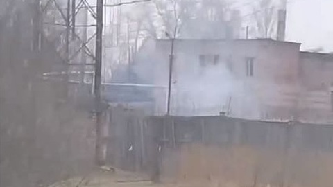 В смоленской колонии загорелась кровля здания