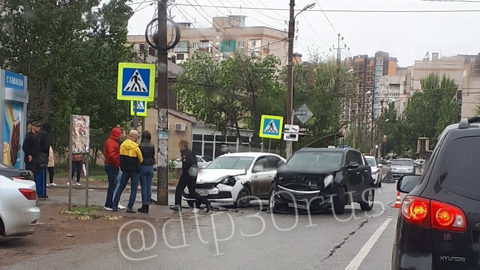 23-летняя девушка пострадала в ДТП с участием двух машин в Астрахани
