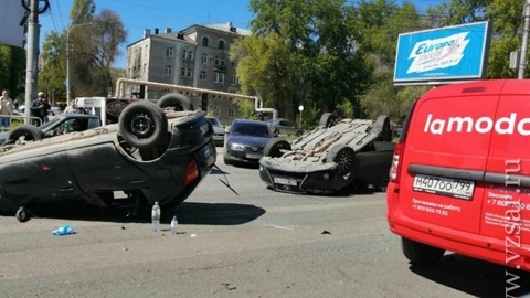 В Саратове опрокинулись две иномарки: в ДТП пострадал ребенок