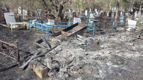 В Новосибирске огонь уничтожил несколько могил на кладбище
