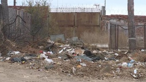 В Улан-Удэ из-за загоревшейся травы пламя уничтожило жилые дома