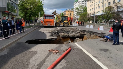 В Липецке на дороге образовалась огромная дыра