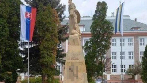 Вандалы нарисовали нацистский символ на памятнике в Словакии