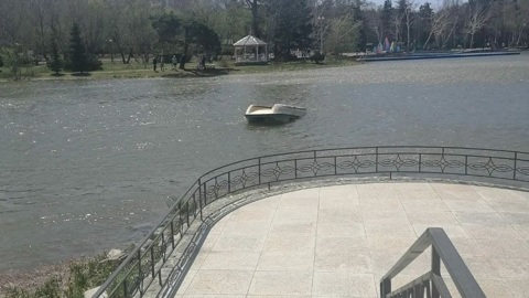 В Южно-Сахалинске на озере в парке опрокинулся катамаран с ребенком