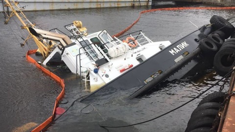 Буксир ушел под воду у причала в Петербурге