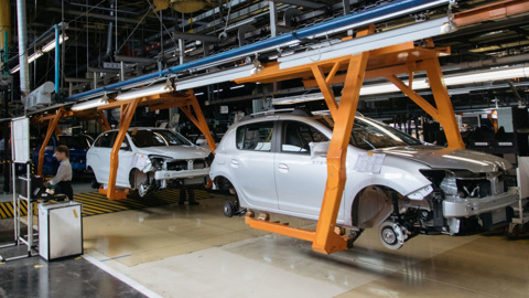 Производство автомобилей в РФ упало на 60%