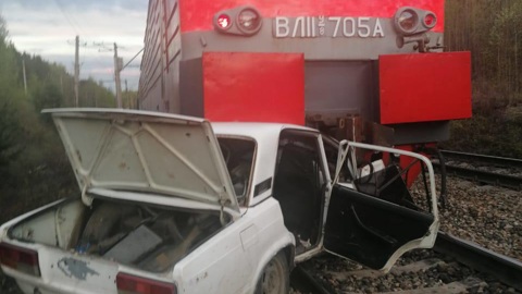 Поезд раздавил легковушку на Урале