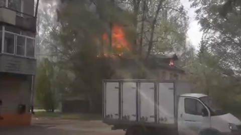 В центре Омска загорелись частные дома