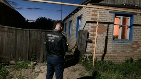 В доме под Саратовом нашли 27-летнюю девушку с перерезанным горлом