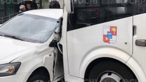 В Сочи автобус без водителя скатился с горы и протаранил автомобили