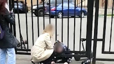 Школьник застрял головой в заборе после падения с гироскутера в Москве