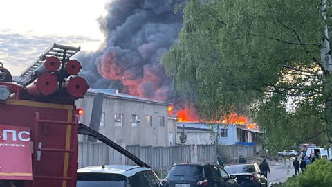 На ярославском предприятии тушат крупный пожар