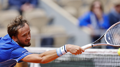 Roland Garros. Медведев в трех сетах разобрался с Кецмановичем