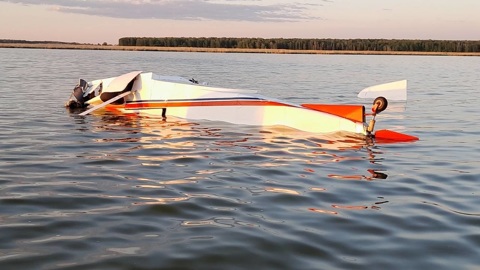 Частный самолет жестко приземлился на озеро под Тюменью