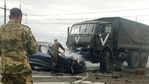 На белгородской трассе "КамАЗ" въехал в легковушку