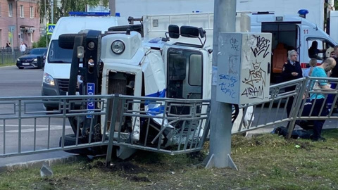 В Воронеже перевернулся автозак с полицейскими и задержанными