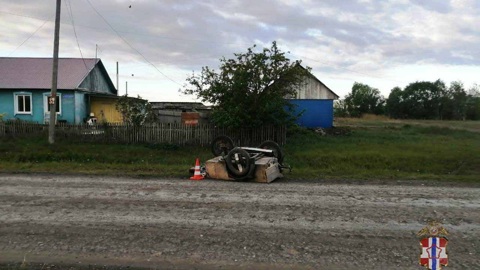 В Омской области водитель перевернулся на мотоцикле и погиб