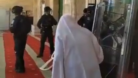 Закрывшиеся в храме палестинцы обкидали камнями полицию Иерусалима