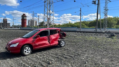 В Бердске электричка протаранила легковой автомобиль