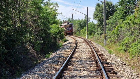 Два машиниста погибли в столкновении поезда с самосвалом в Болгарии