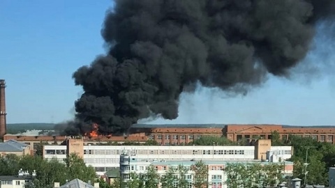 Сильный пожар вспыхнул на оптико-механическом заводе в Сергиевом Посаде