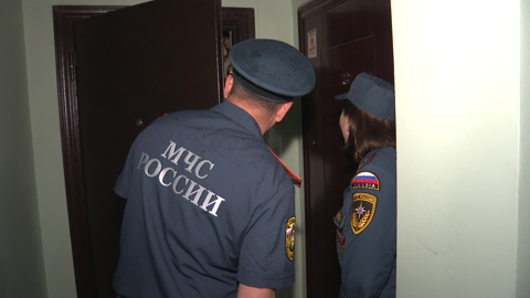 В Братске загорелся двухэтажный деревянный дом
