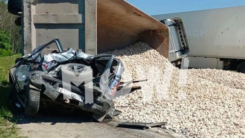 Легковушку засыпало щебнем после аварии в Домодедове