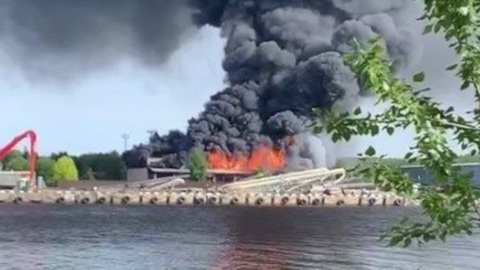 В Ленобласти четыре часа тушили крупный пожар в порту