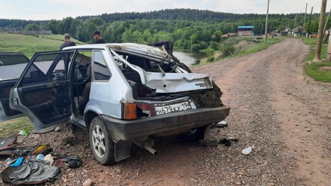 В Красноярском крае автомобиль опрокинулся в реку, погибли три человека