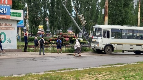 В Воронеже маршрутка протаранила светофор