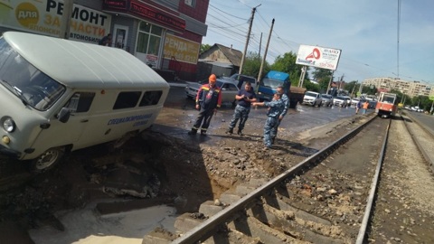 В Бийске на дороге провалился автомобиль ритуальной службы