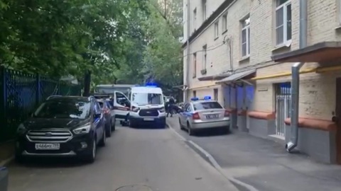 Мать с маленькой дочкой выпали с третьего этажа на востоке Москвы
