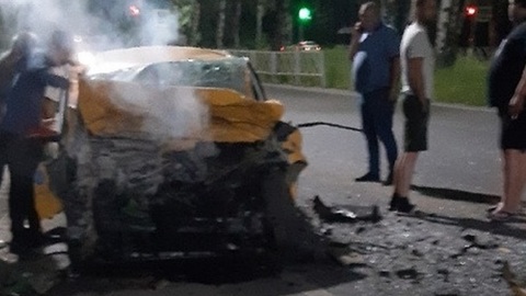 Таксист погиб в столкновении с автобусом в Ярославле