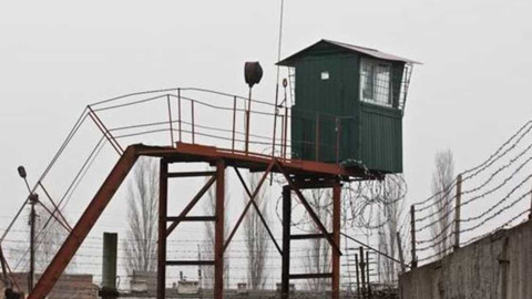 Украинский беспилотник сбросил СВУ на территорию колонии в Горловке