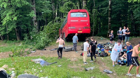 Автобус со студентами попал в массовое ДТП на Кубани и врезался в дерево