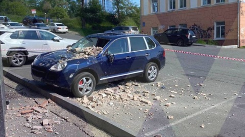 Во Владивостоке обрушился фасад жилого дома