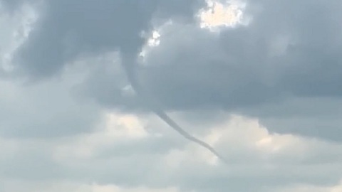 Над водохранилищем в Прикамье образовался смерч