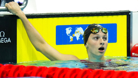 15-летняя пловчиха выиграла золото чемпионата мира