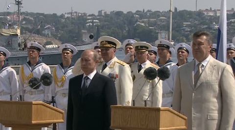 В Севастополе Путин и Янукович осмотрели боевые корабли перед парадом