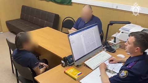 В Москве мужчина выкинул приятеля с балкона квартиры на четвертом этаже