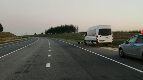 На орловской трассе пассажир на ходу выпал из микроавтобуса и погиб