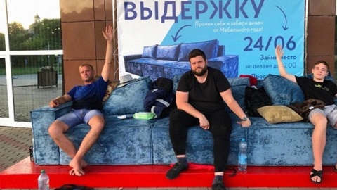 Два жителя Белгорода просидели на диване 100 часов за приз