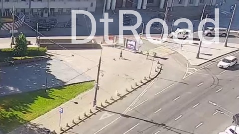 На переходе в центре Москвы машина сбила самокатчика
