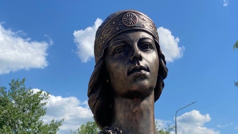 Под Воронежем открыли новый памятник Аленке