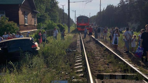 В Ленобласти торопливый водитель столкнулся с поездом